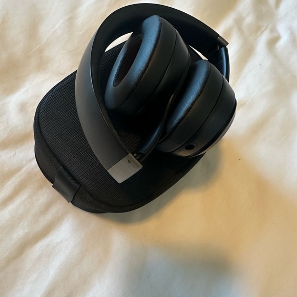 Beats Solo 4 Black Wireless Headphones - Picture 3 of 3